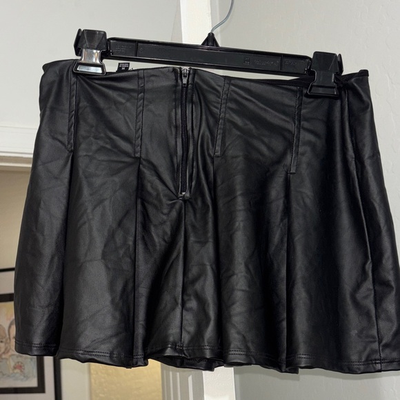 Windsor Black Mini Skirt - Picture 2 of 2